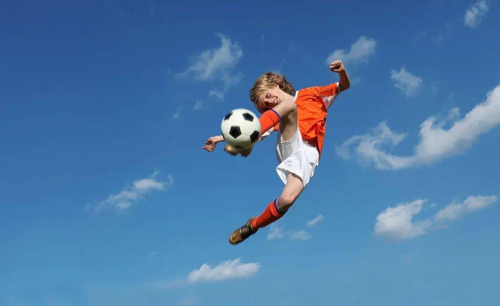 受伤的彭啸进入战上海U20的替补席，此前球员遭遇韧带损伤